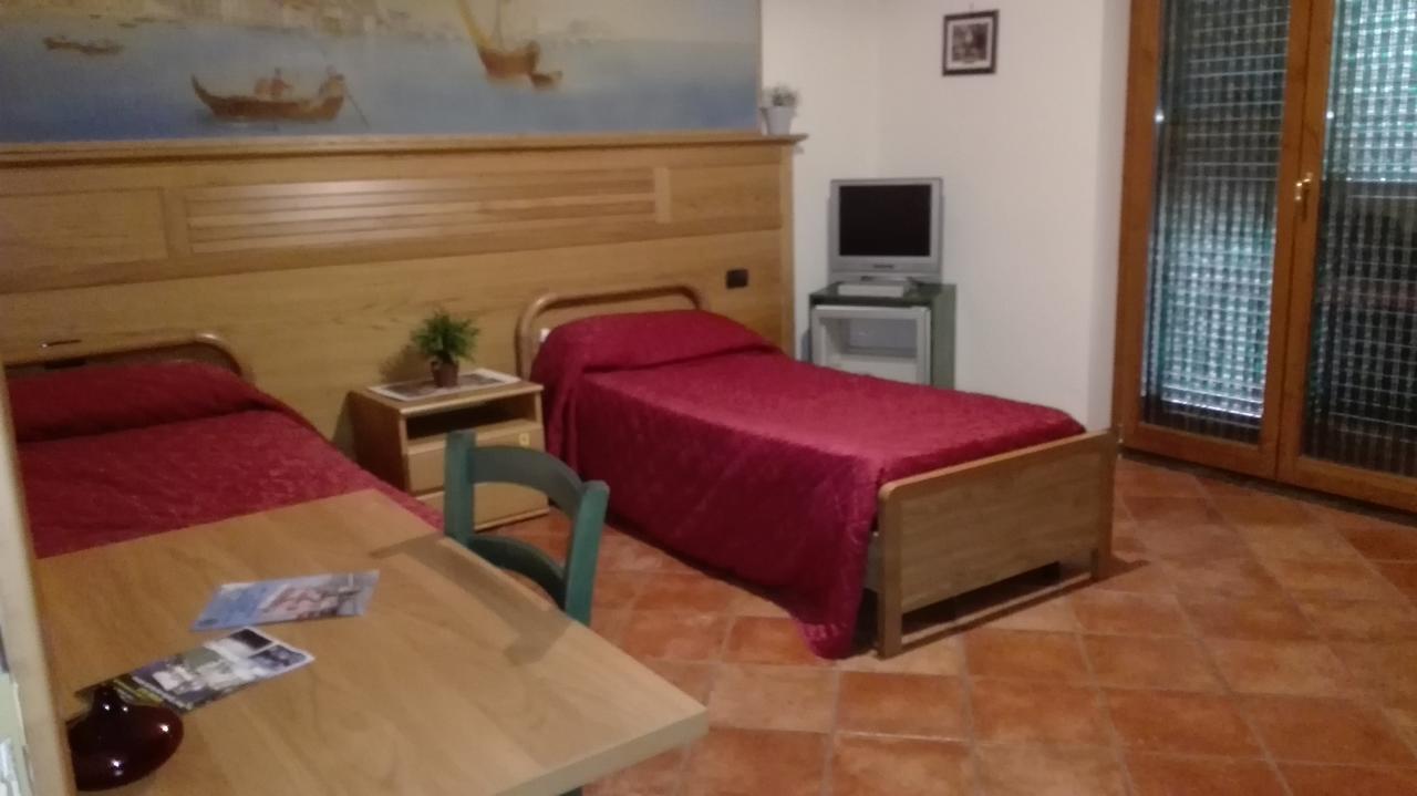 Hotel Sottovento 산테지디오델몬테알비노 외부 사진