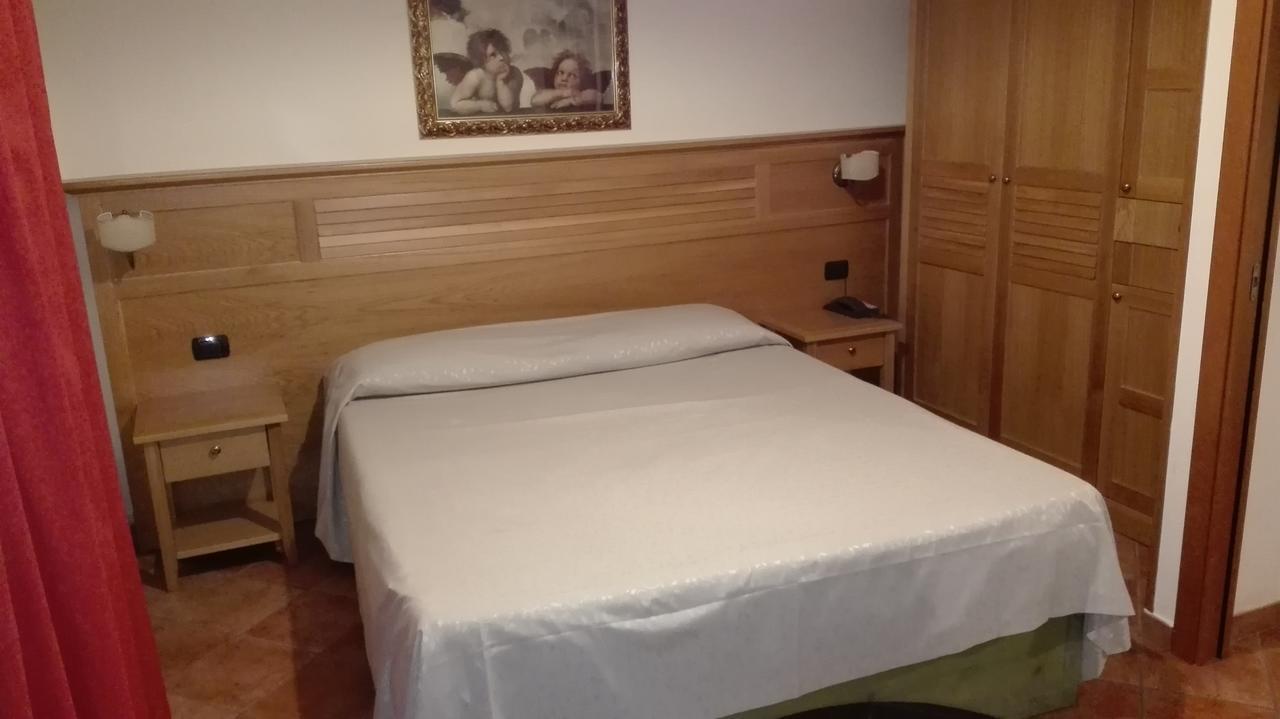 Hotel Sottovento 산테지디오델몬테알비노 외부 사진